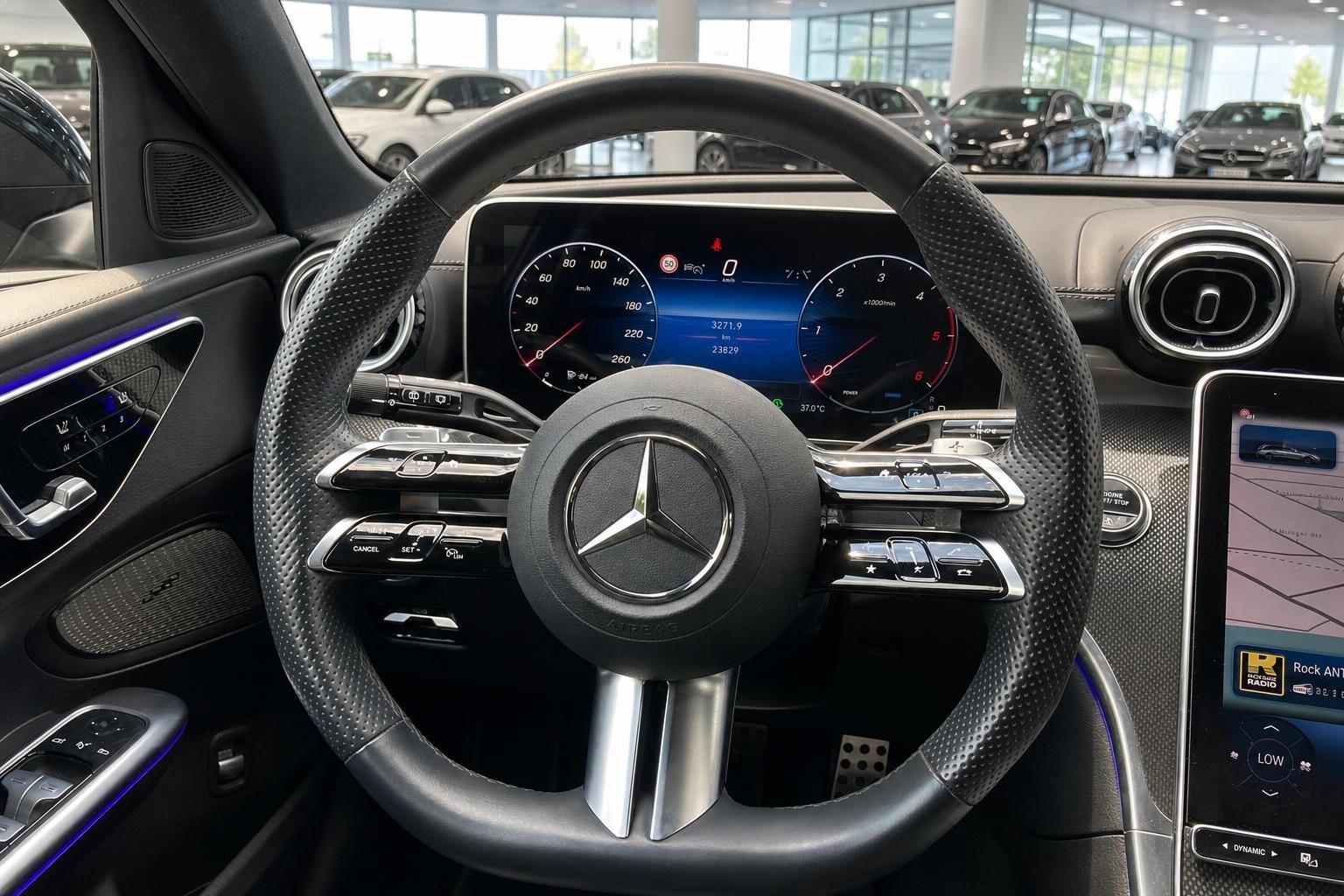 Mercedes-Benz Lenkrad mit Multifunktionstasten und digitalem Display