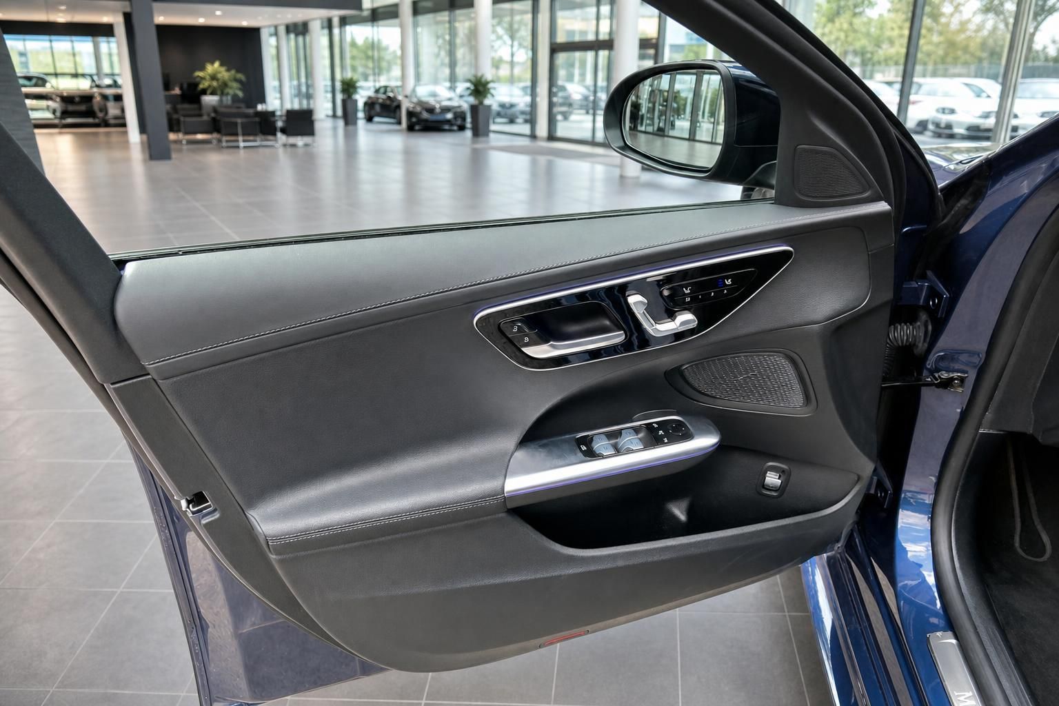 Tuerverkleidung mit Bedienelementen in blauem Mercedes-Benz Fahrzeug