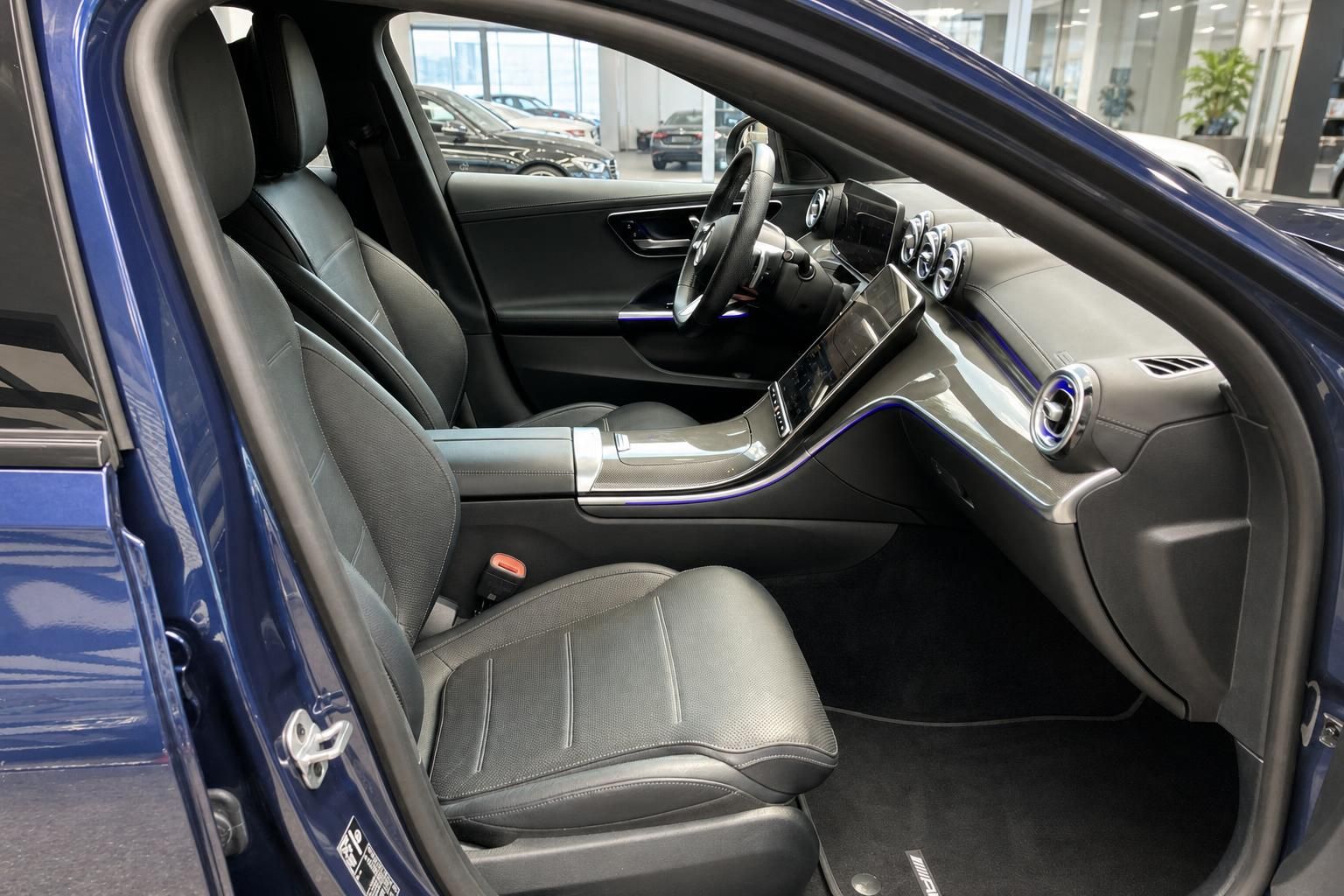 Innenraum Mercedes-Benz mit schwarzer Lederausstattung und Cockpit