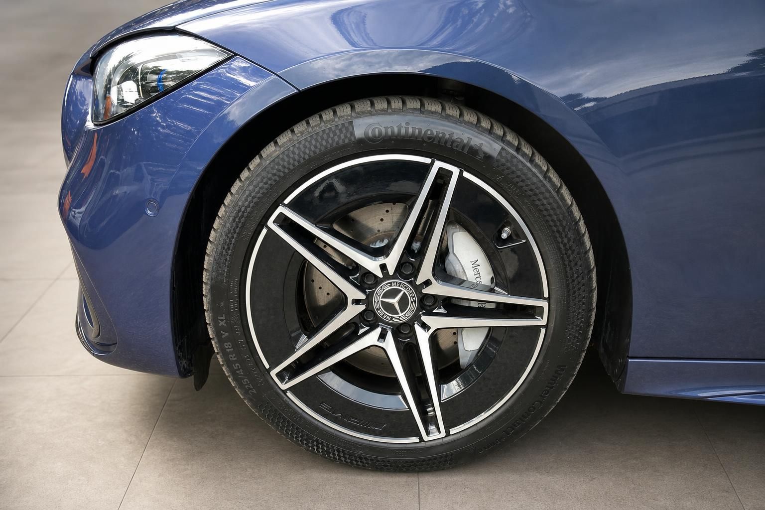 Mercedes-Benz AMG Felge Detailansicht am blauen Fahrzeug