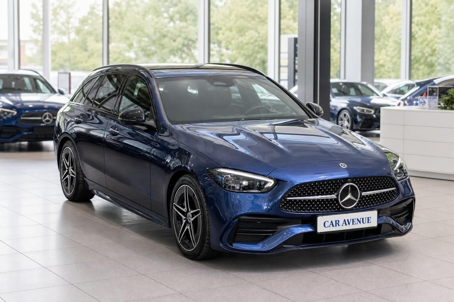 Mercedes-Benz C-Klasse T-Modell blau metallic Frontansicht im Autohaus