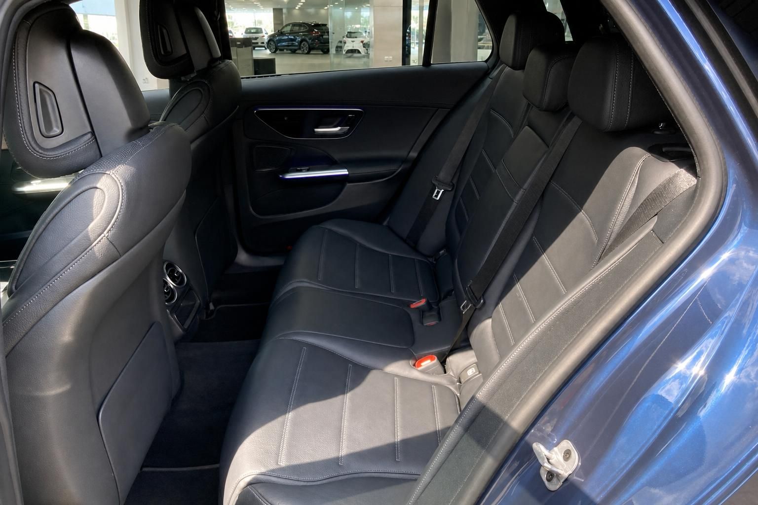 Rücksitzbank im Mercedes-Benz mit schwarzem Leder und Kopfstützen