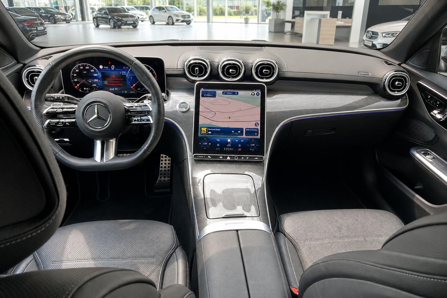 Cockpit Mercedes-Benz mit Lenkrad, Digitaldisplay und Navigationsbildschirm