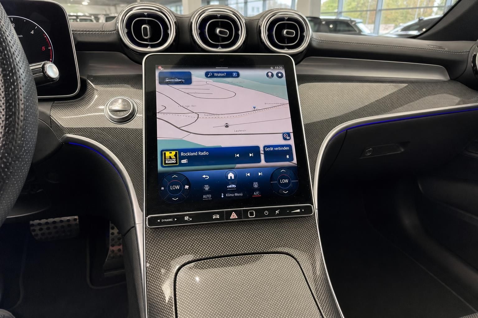 Mercedes-Benz Mittelkonsole mit Touchscreen Navigation und Lüftungsdüsen