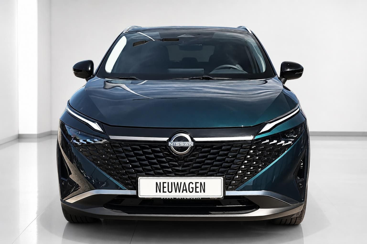 Nissan Qashqai dunkelblau, Frontansicht mit Kuehlergrill