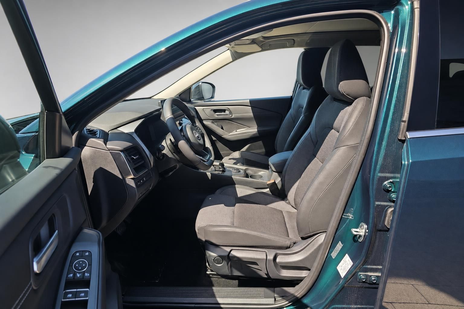 Innenraum des Nissan Qashqai mit Fahrersitz und Cockpit, Blick durch geöffnete Tür
