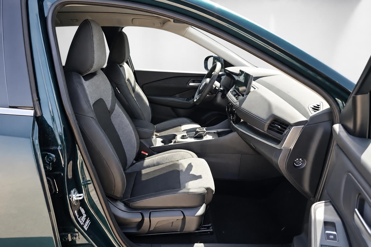 Vordersitze und Armaturenbrett im Nissan Qashqai, Innenraumansicht