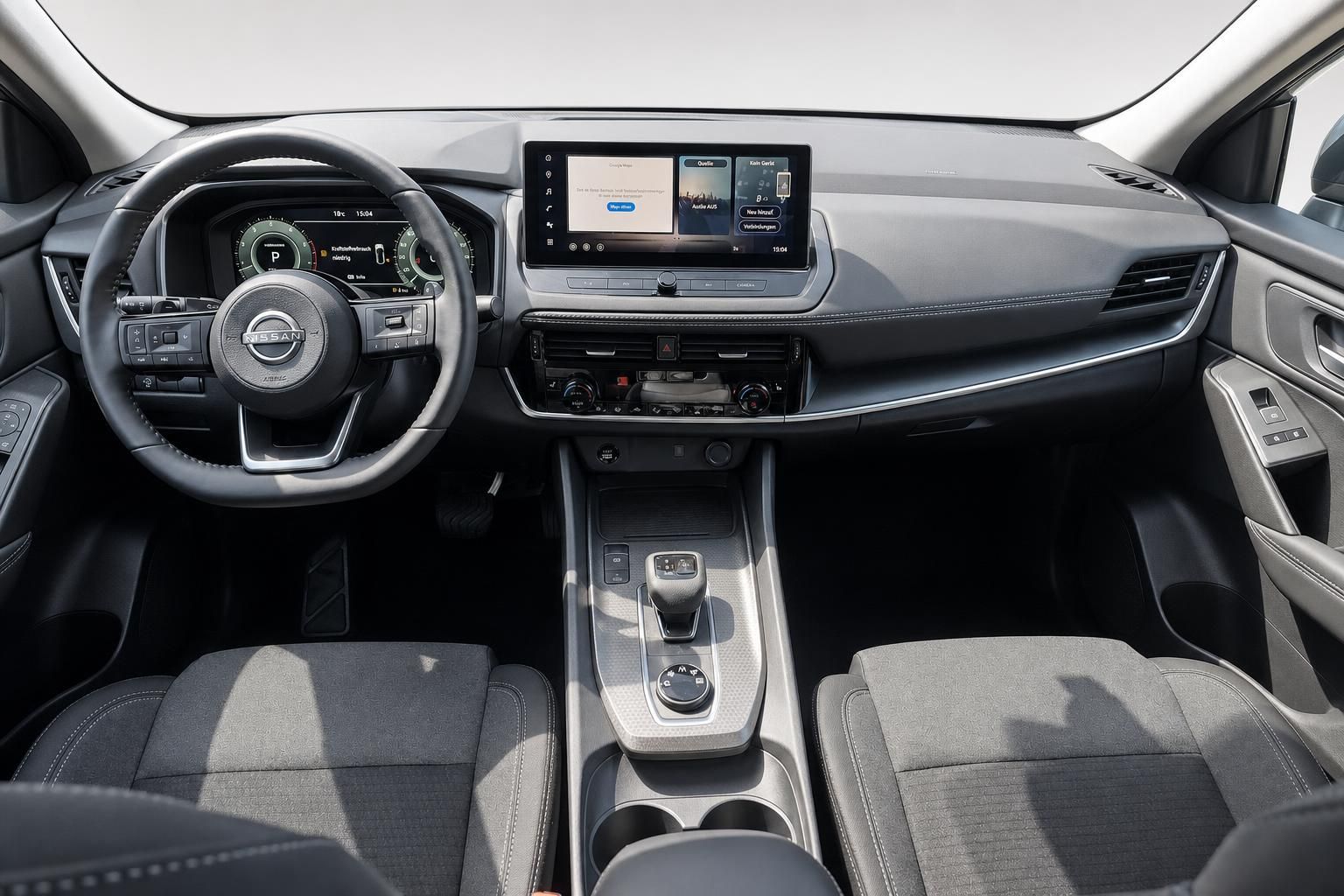 Cockpit und Lenkrad des Nissan Qashqai mit digitalem Infotainment-Display