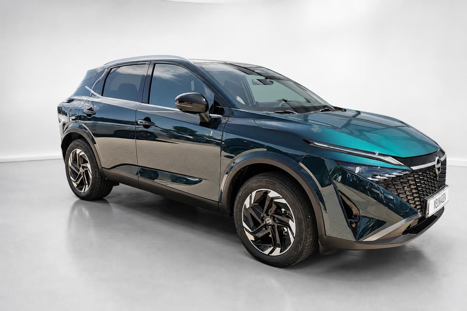 Nissan Qashqai Neuwagen, Seitenansicht mit Alufelgen im Studio