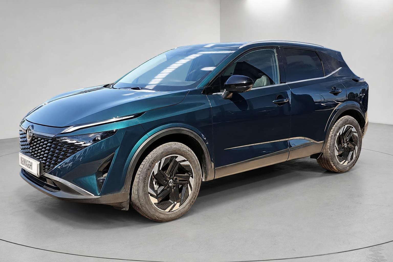 Nissan Qashqai in Blaugrün, Frontansicht schräg im Studio