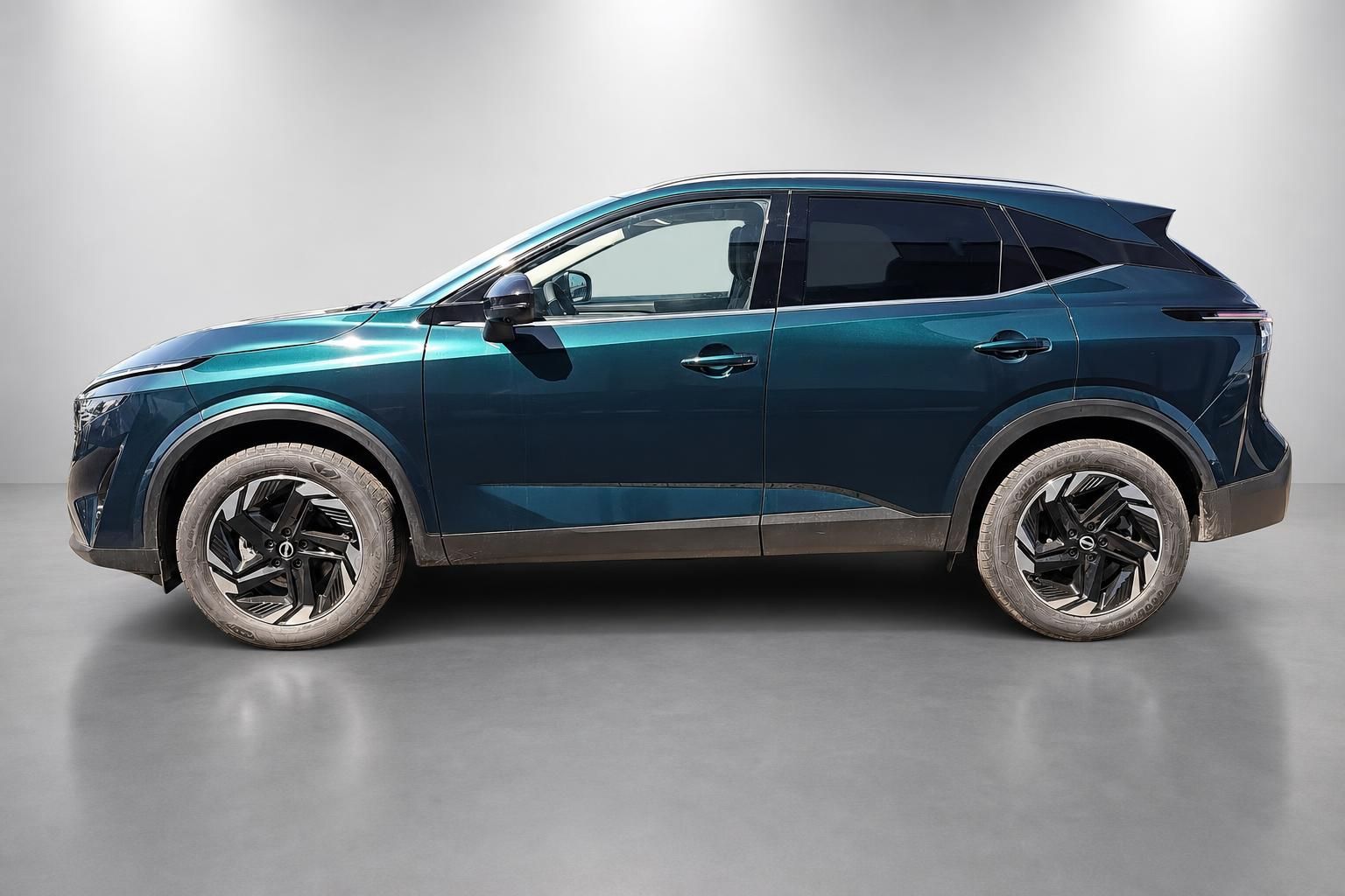 Nissan Qashqai in Blaugrün metallic, Seitenansicht im Studio