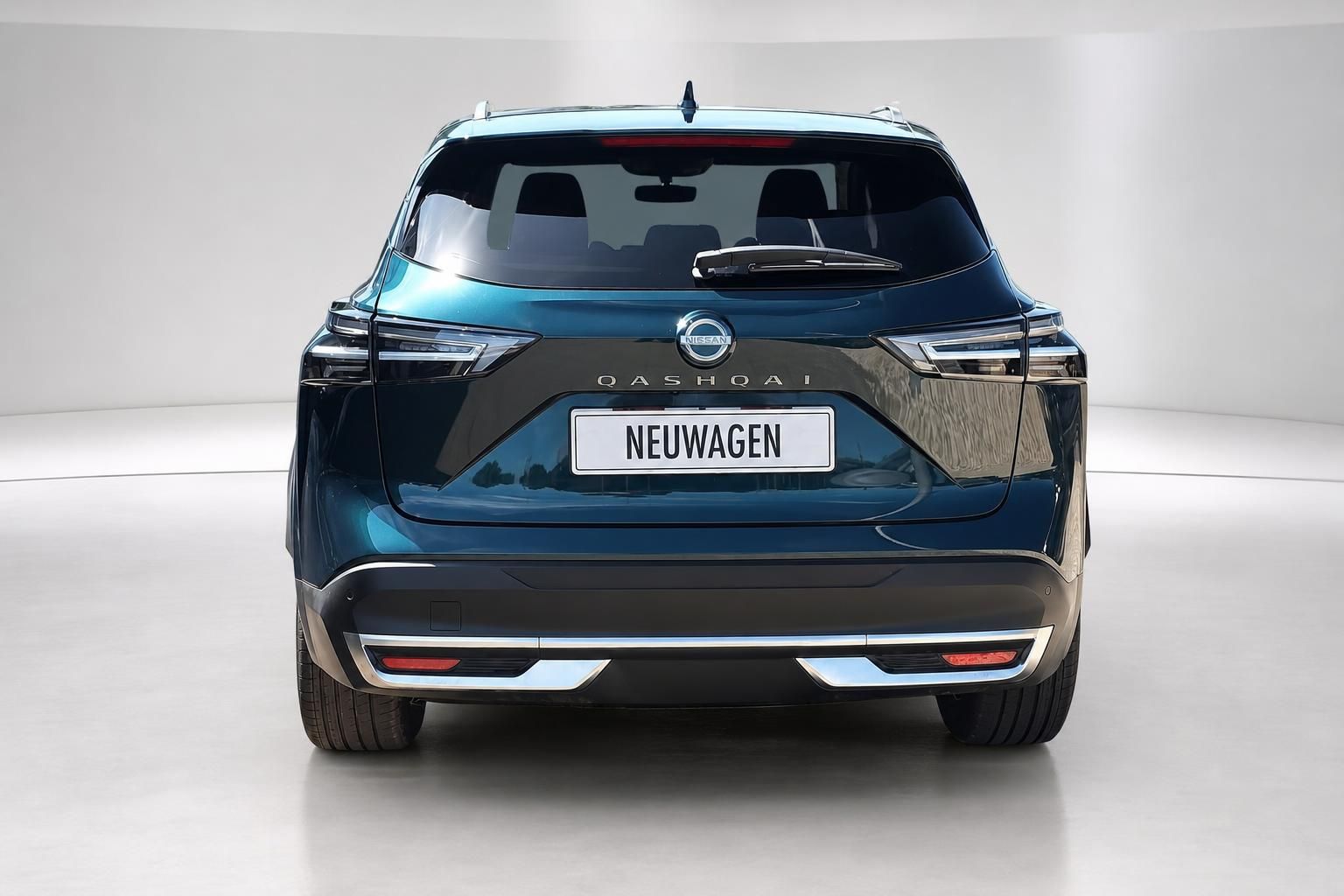 Nissan Qashqai in Blau, Heckansicht im Studio