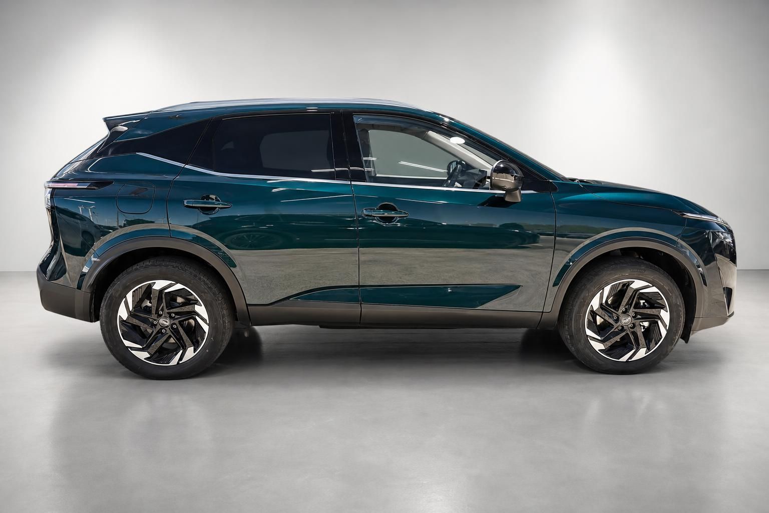 Nissan Qashqai in Gruen-Blau, Seitenansicht komplett