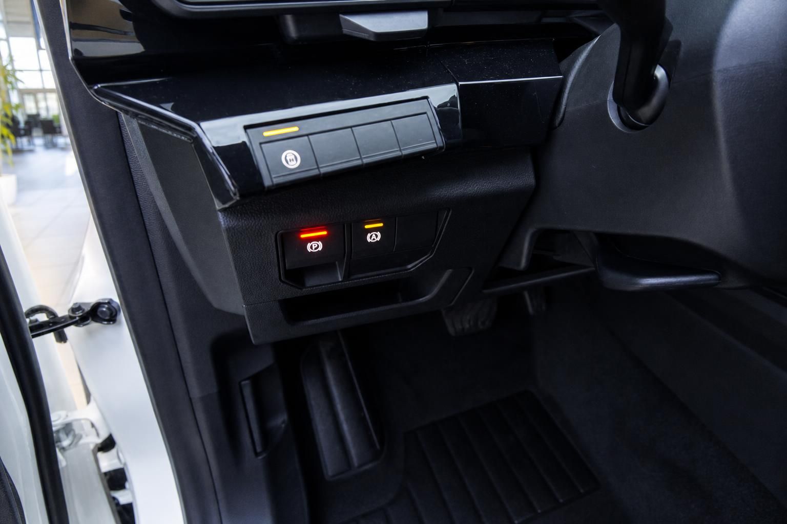 Auto-Innenraum Detail mit Bedienknöpfen und elektronischen Funktionstasten