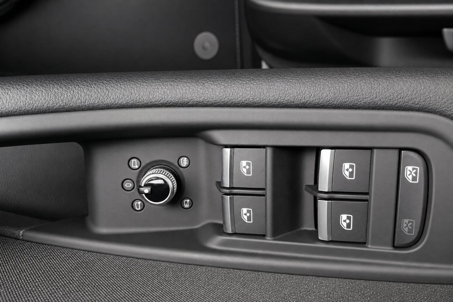 Audi A4 Avant Türverkleidung mit Fensterheber- und Spiegelbedienung