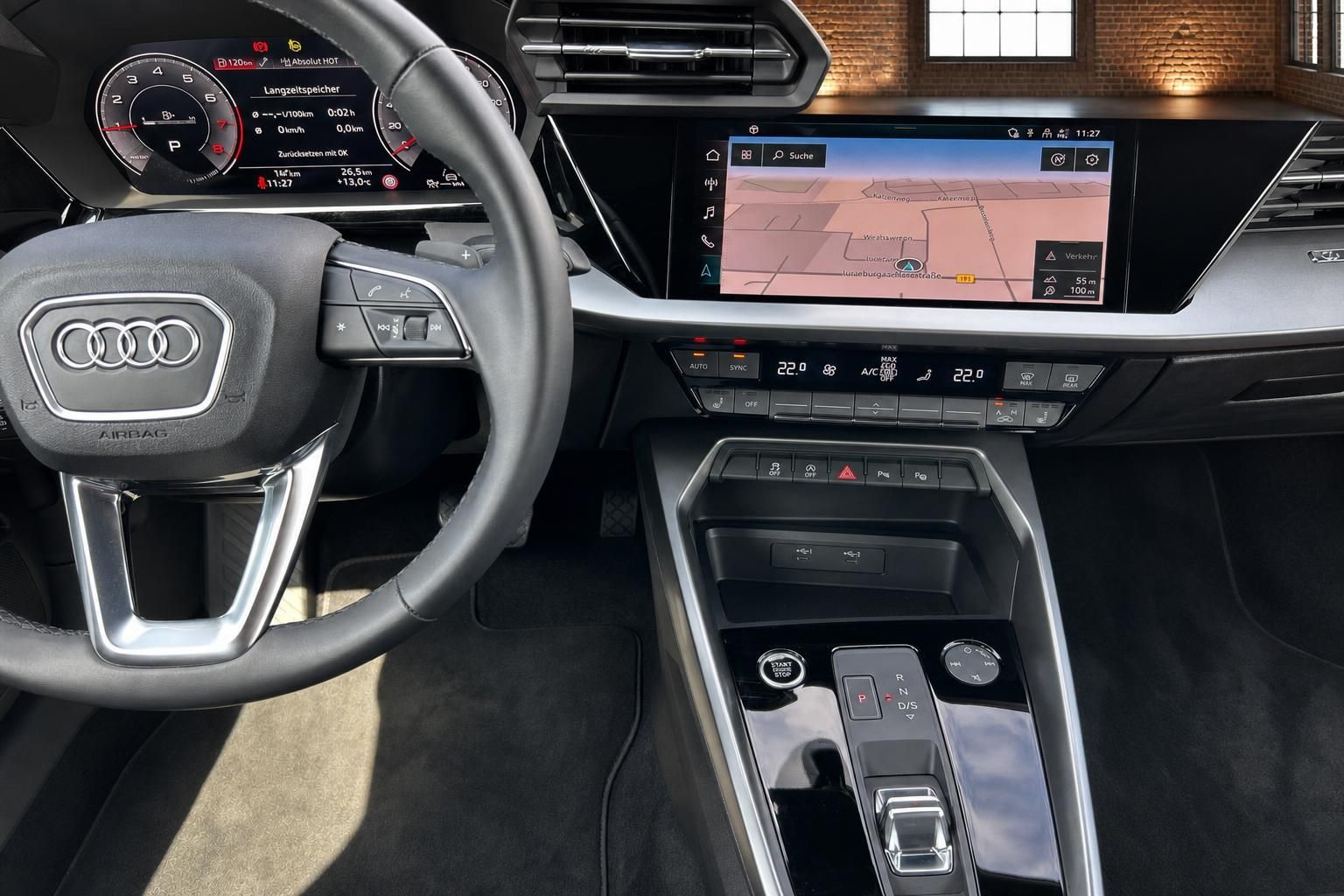 Audi Innenraum Cockpit mit Lenkrad, digitalem Tacho, MMI Navigation und Mittelkonsole