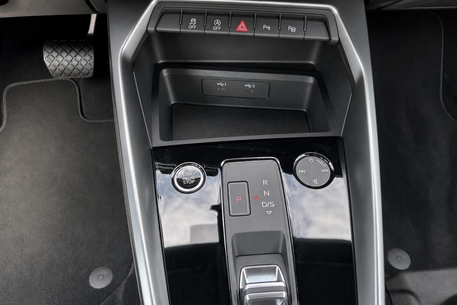 Fahrzeug Mittelkonsole mit Automatikgetriebe, Start-Stopp-Knopf und USB-Anschlüssen