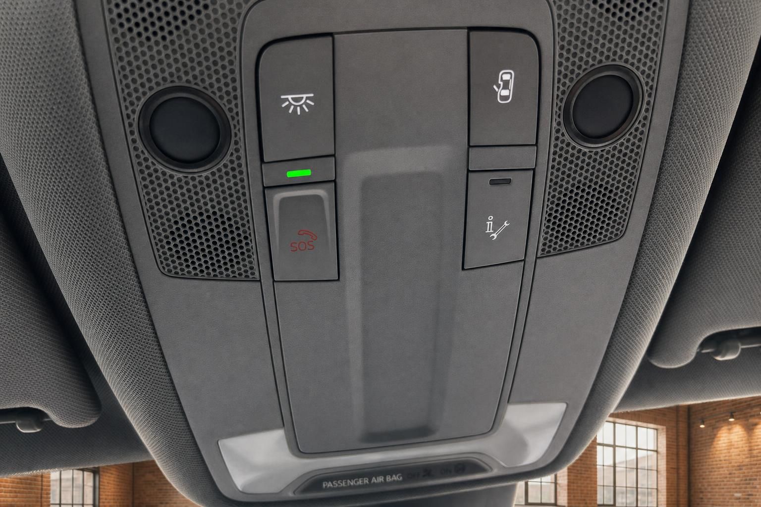Fahrzeug Dachhimmel mit Innenleuchte, SOS-Notruf, Pannenhilfe und Passenger-Airbag-Hinweis