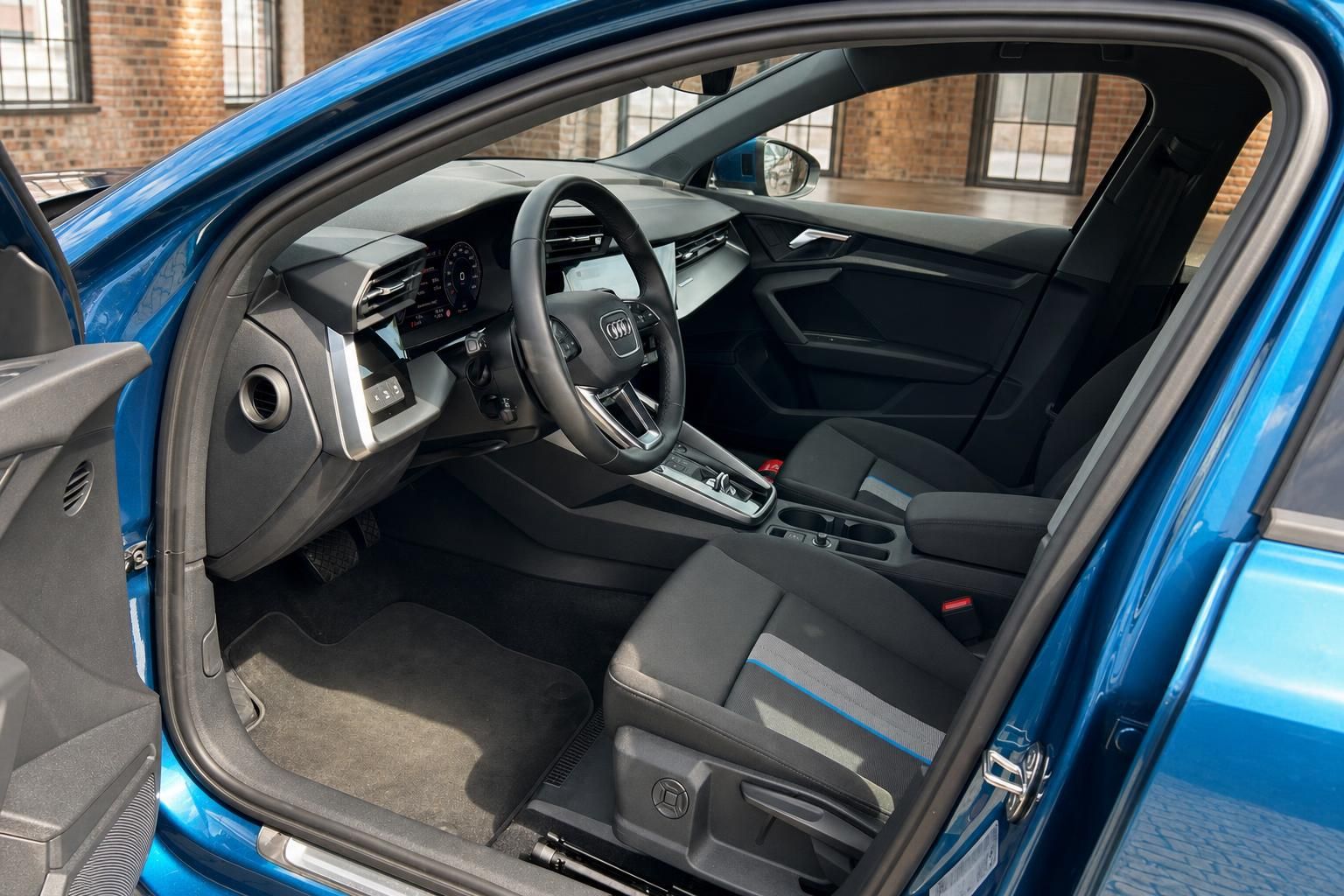 Audi A3 Sportback blau – Fahrersitz und Innenraum mit geöffneter Fahrertür