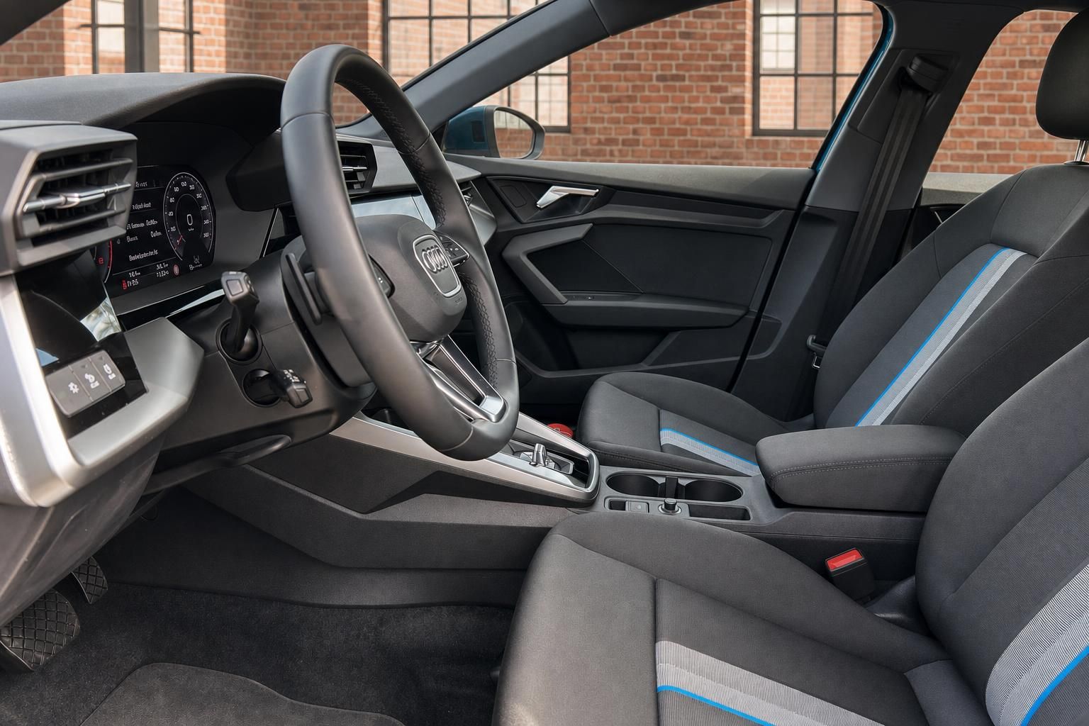 Audi A3 Sportback Innenraum – Cockpit mit Lenkrad, Mittelkonsole und Sportsitzen