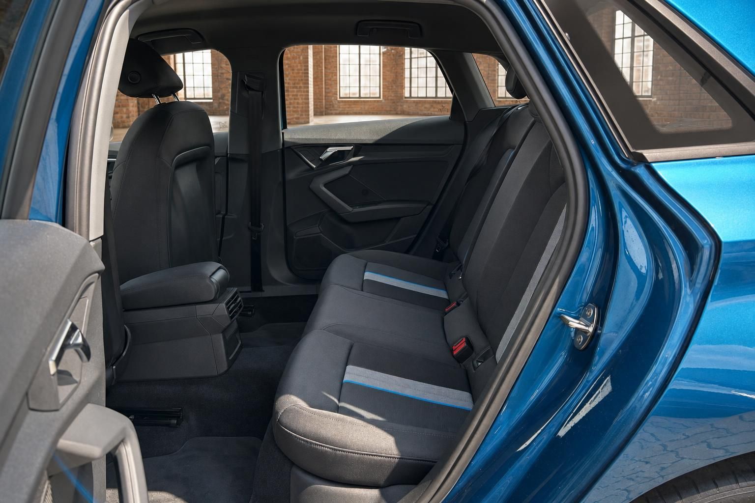 Audi A3 Sportback blau – Rücksitzbank mit schwarzem Stoffsitz und blauen Akzenten
