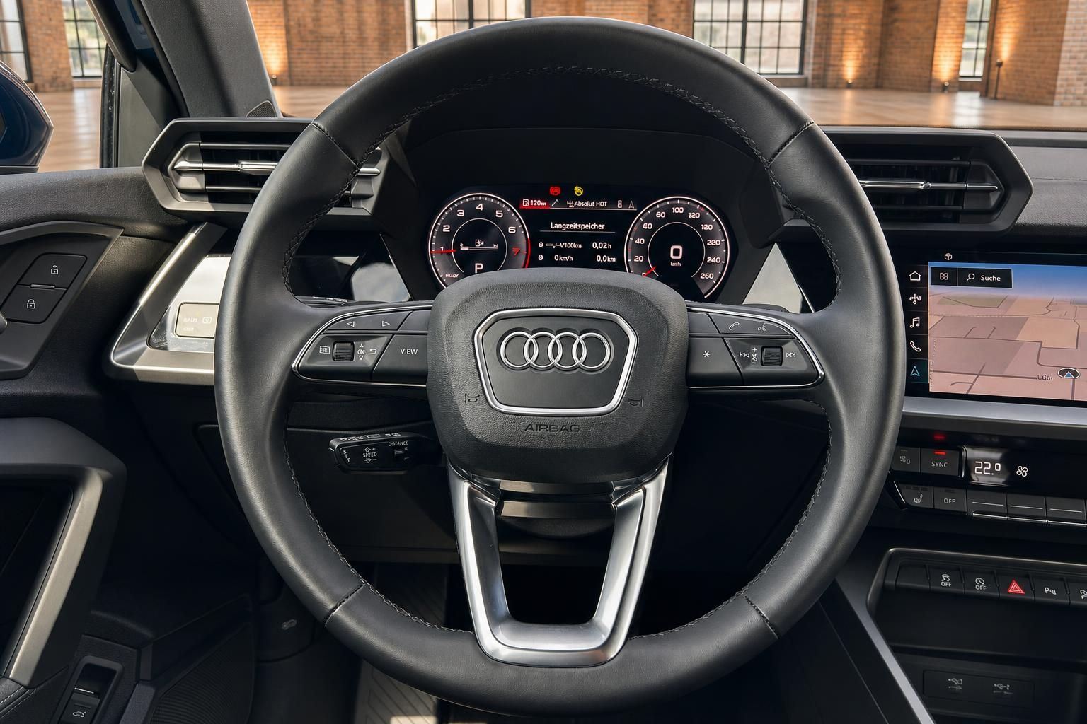 Audi Lenkrad mit Vierring-Logo, digitales Kombiinstrument und MMI Touchscreen im Innenraum