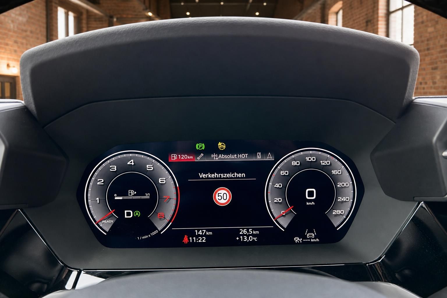 Audi digitales Cockpit Tacho mit Verkehrszeichenerkennung 50 km/h und Navigationsdisplay