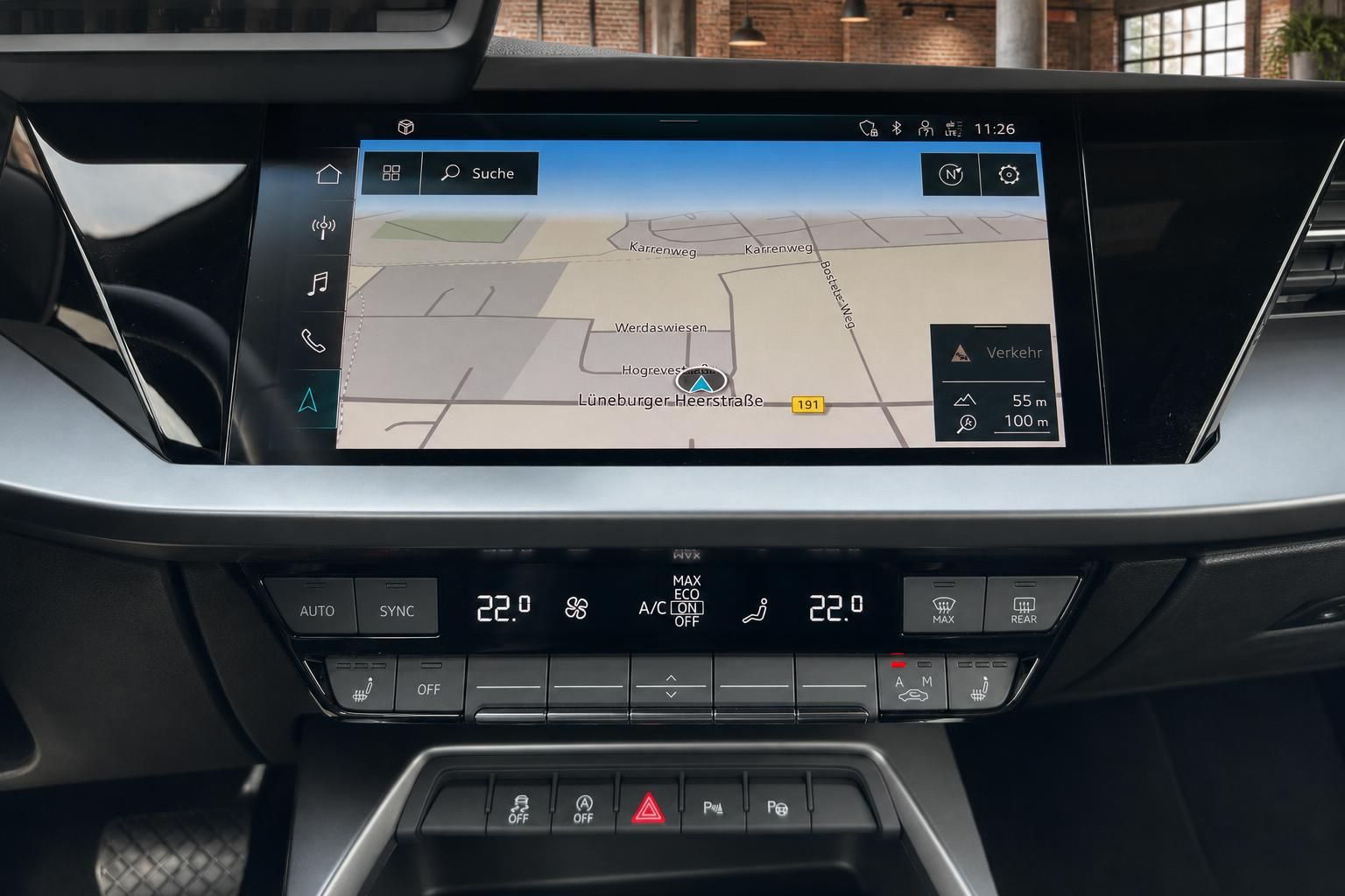 Audi MMI Navigationssystem Touchscreen mit Kartenansicht und Klimasteuerung im Cockpit