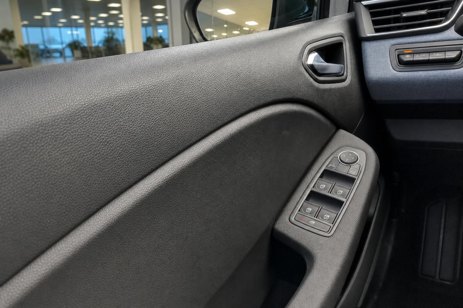 Fahrzeug Fensterhebersteuerung und Türverkleidung mit grauer Polsterung im Detail