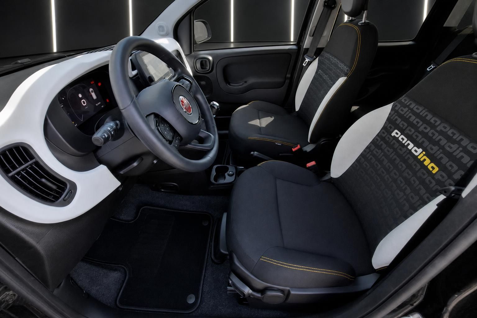 Fiat Pandina Cockpit Innenraum mit Lenkrad und Vordersitzen in Schwarz-Weiß