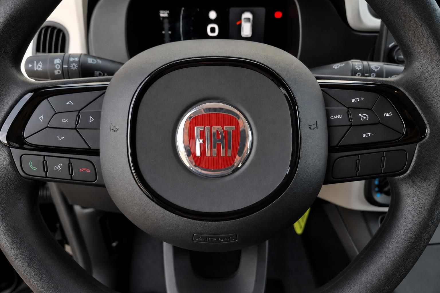 Fiat Panda Lenkrad mit Fiat-Logo und Multifunktionstasten im Detail