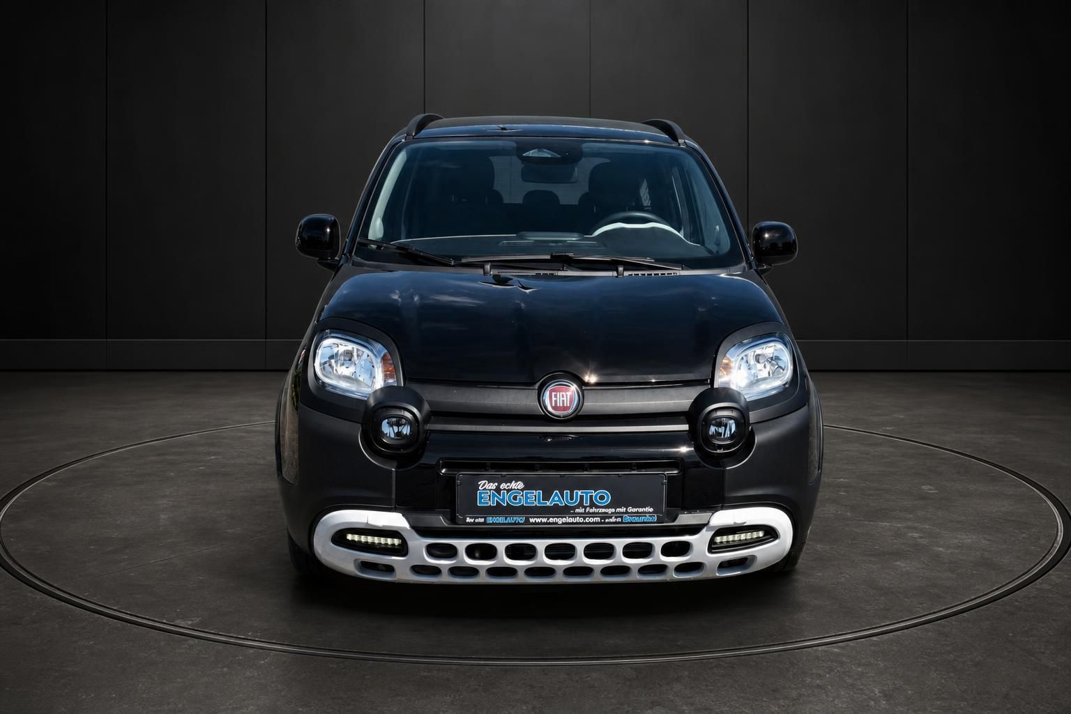 Fiat Panda Cross schwarz Frontansicht mit LED-Tagfahrlicht im Studio