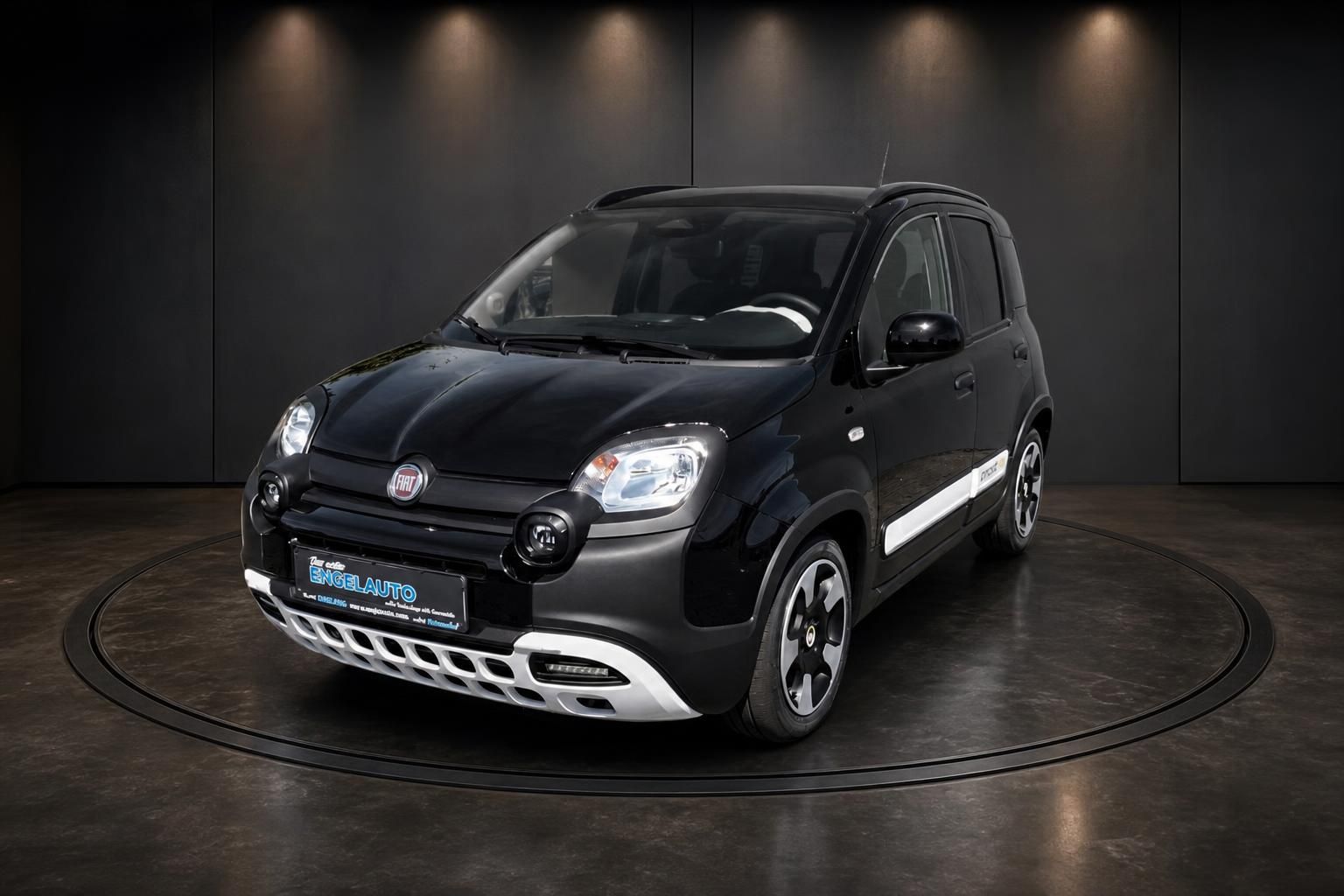 Fiat Panda Cross schwarz Frontansicht mit Zierleisten im Studio