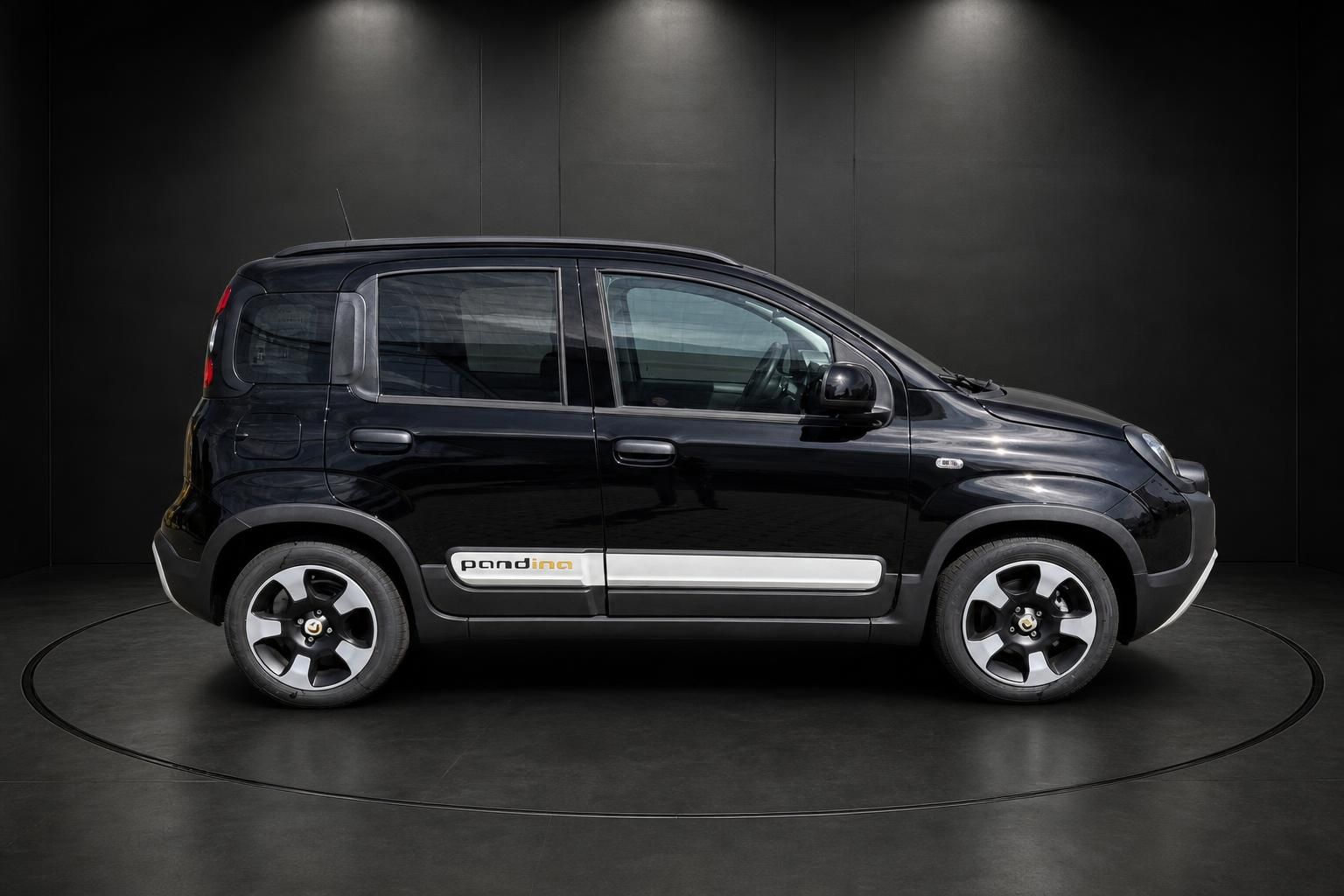 Fiat Panda Pandina schwarz Seitenansicht mit Alufelgen im Studio
