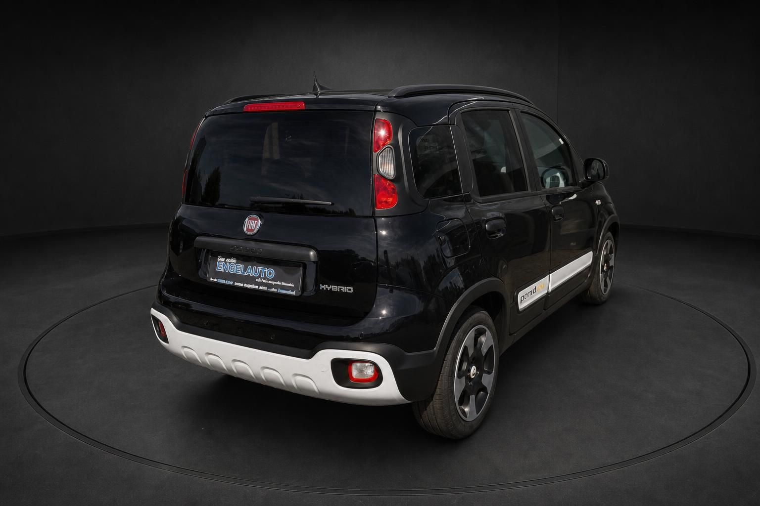 Fiat Panda Cross Hybrid schwarz Heckansicht im Fotostudio