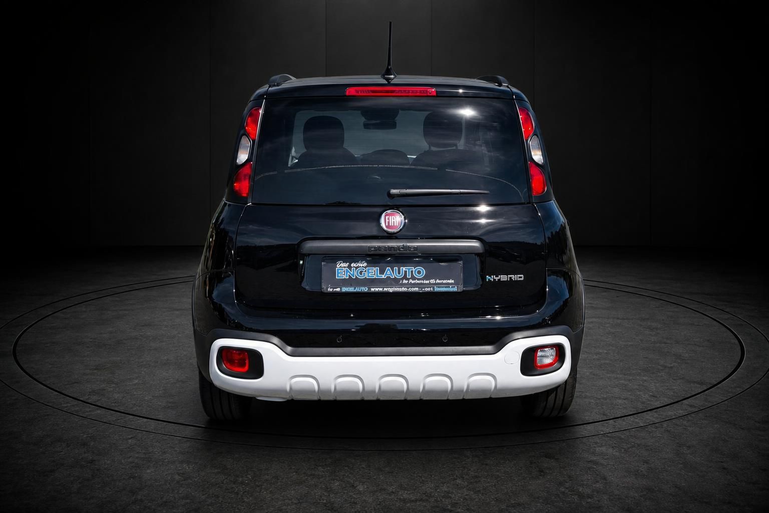 Fiat Panda Hybrid schwarz Heckansicht mit Kennzeichenhalter Engelauto