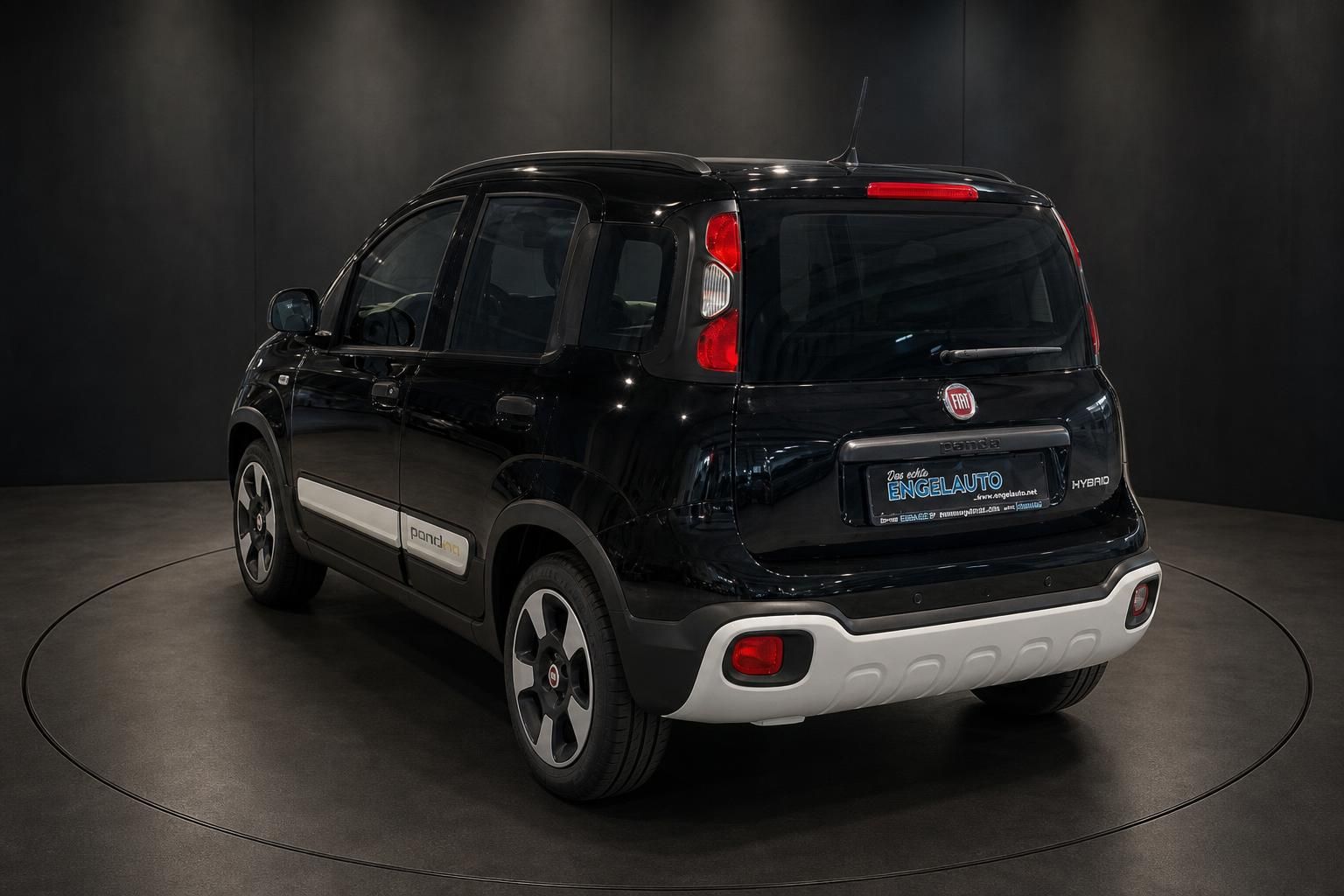 Fiat Panda Hybrid schwarz Heck-Seitenansicht mit Alufelgen im Studio