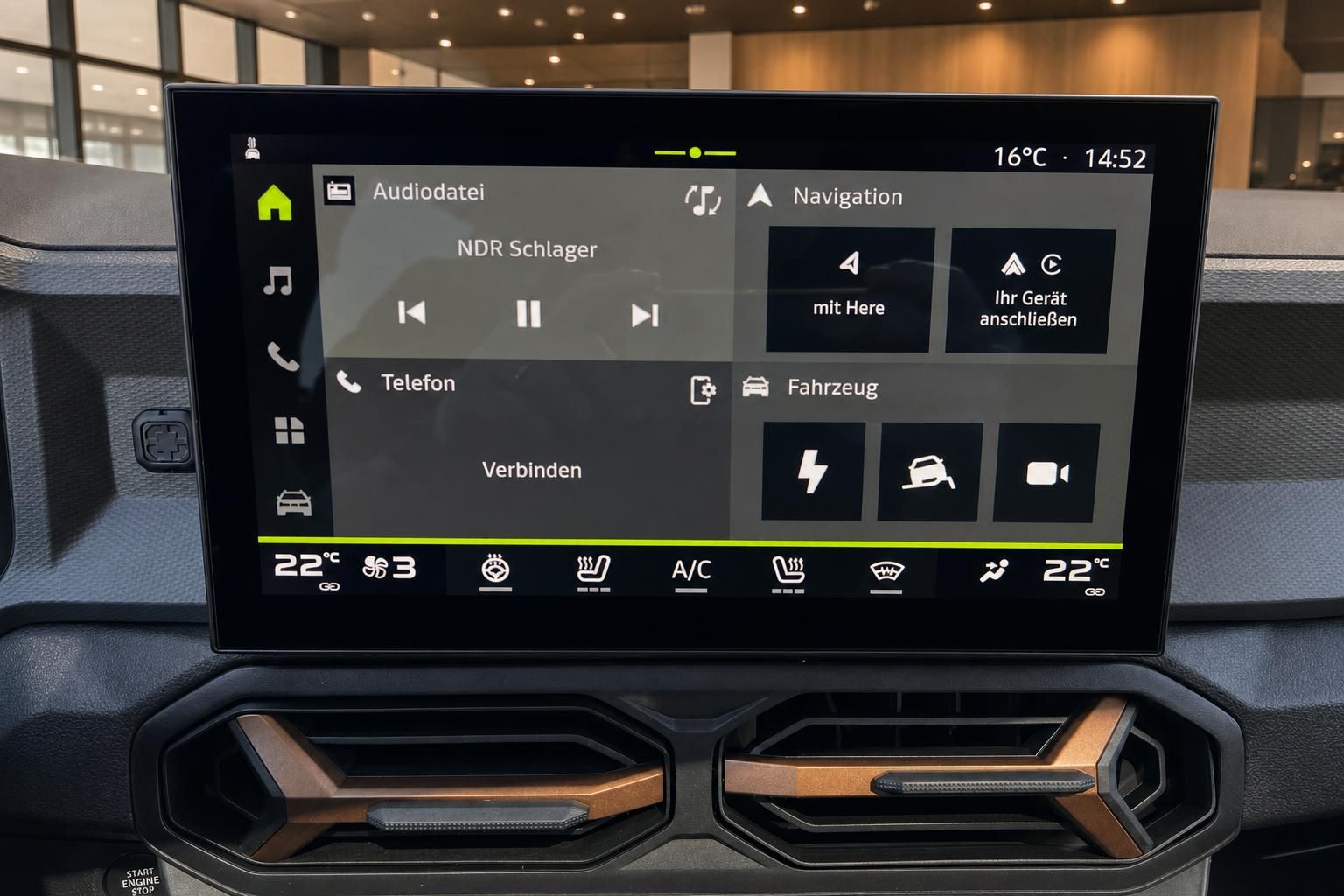 Touchscreen-Display mit Navigationssystem und Klimasteuerung im Fahrzeug-Innenraum