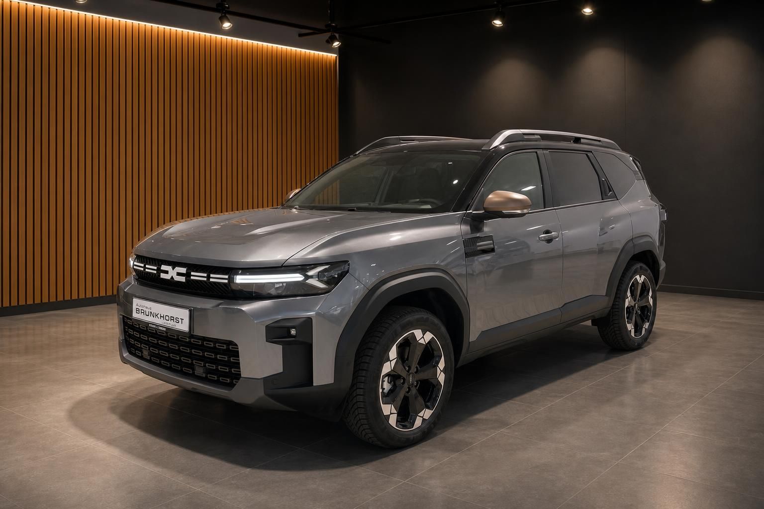 Dacia Bigster SUV grau Seitenansicht im Autohaus - Modernes Design mit markanten LED-Scheinwerfern