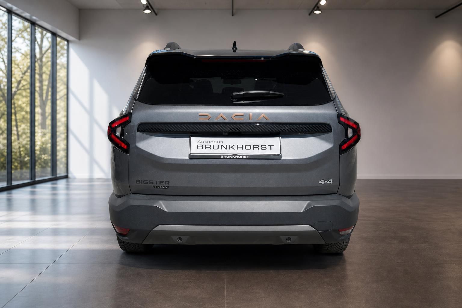Dacia Bigster Heckansicht grau mit LED-Rückleuchten - Autohaus Brunkhorst Kennzeichen sichtbar