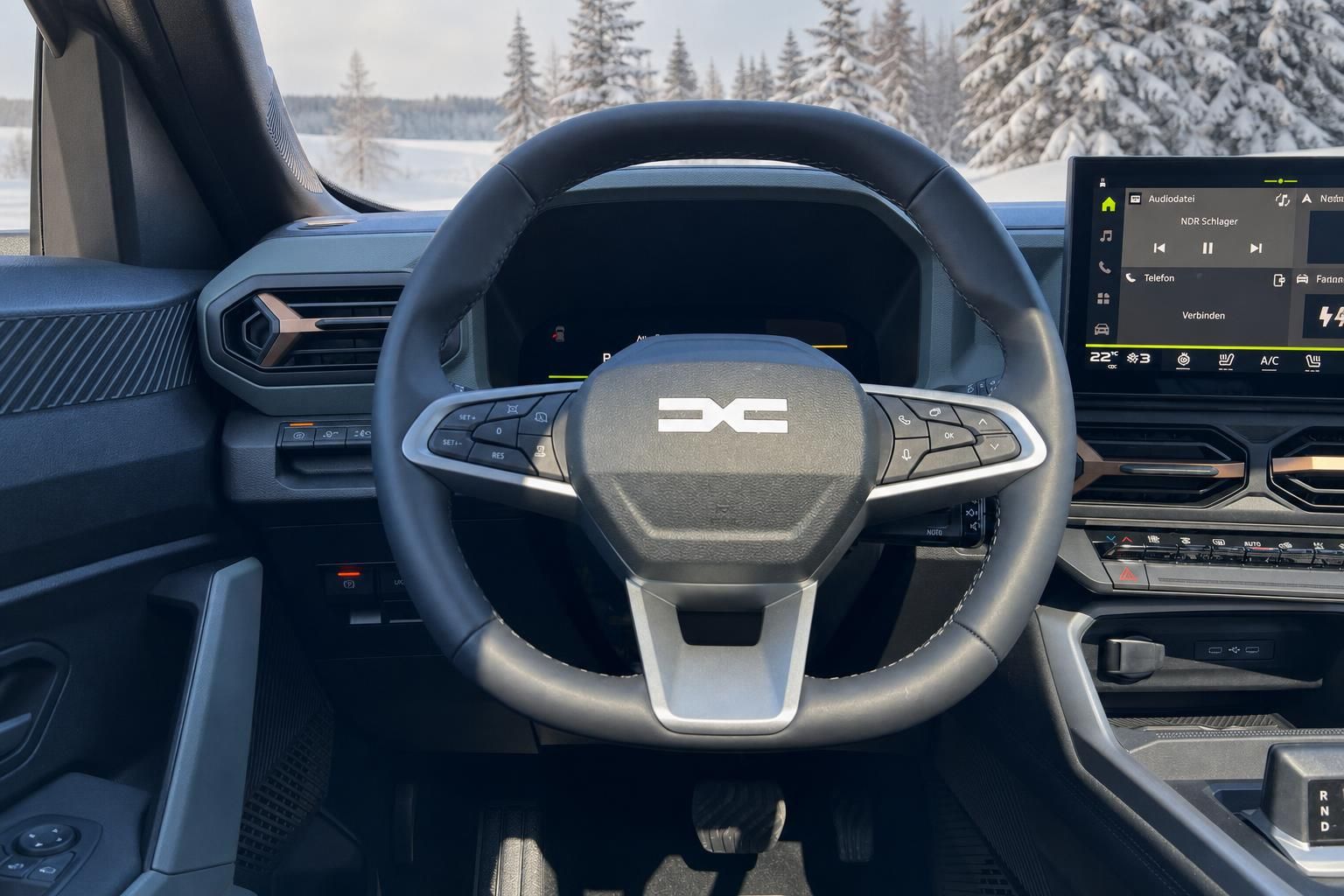 Dacia Bigster Cockpit Lenkrad und Infotainment-Display - Digitales Armaturenbrett mit Winterlandschaft