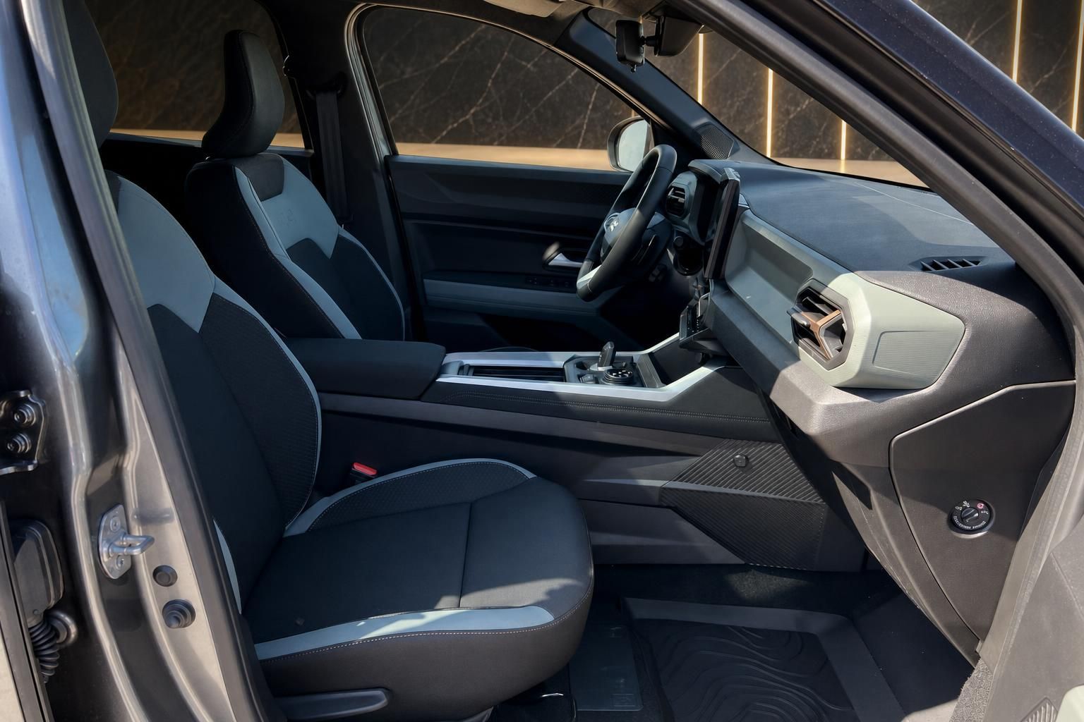 Dacia Bigster Innenraum schwarz-grau - Moderne Sitze und Armaturenbrett mit hochwertiger Ausstattung