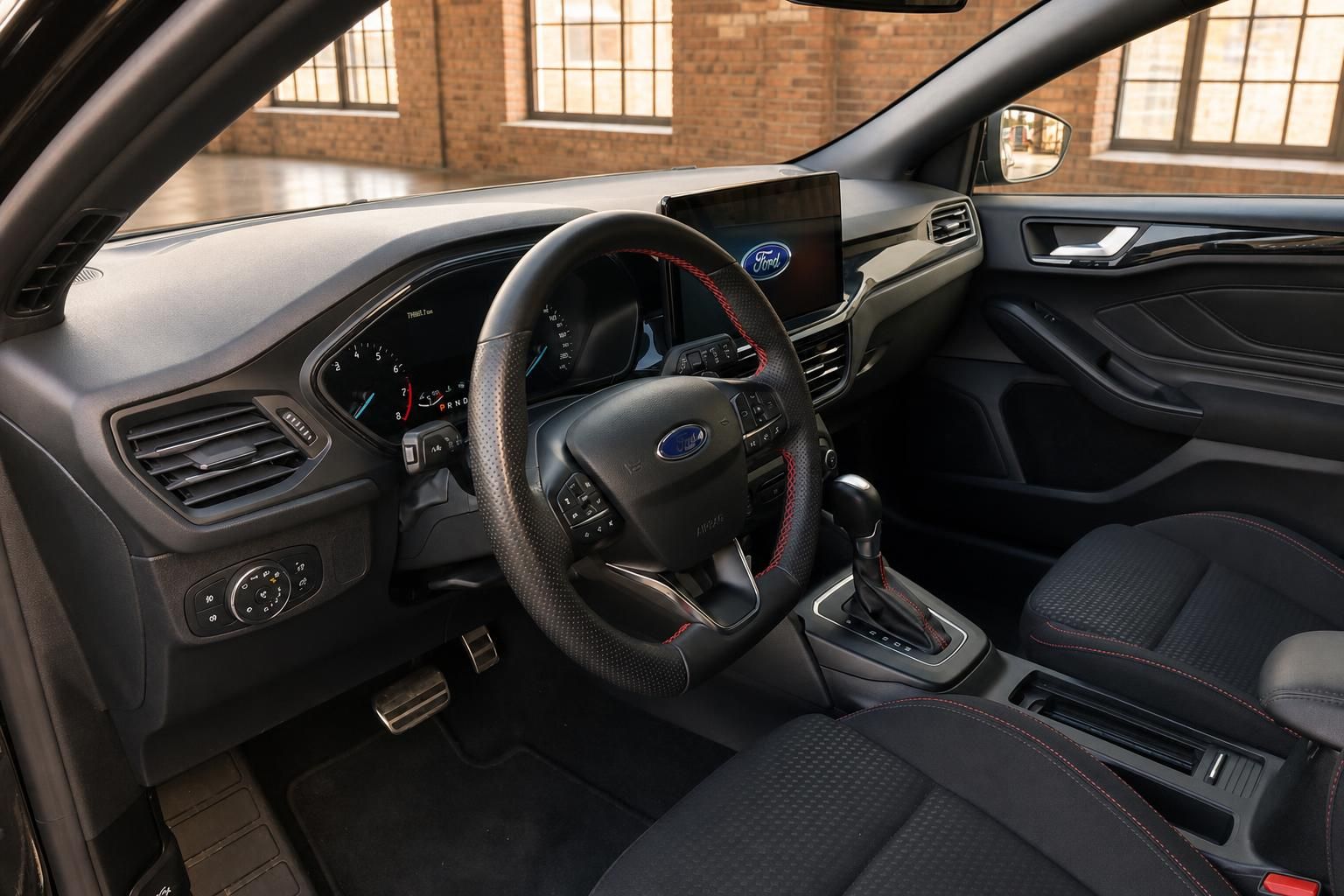 Ford Focus ST-Line Innenraum mit Sportlenkrad, Touchscreen und roten Ziernähten