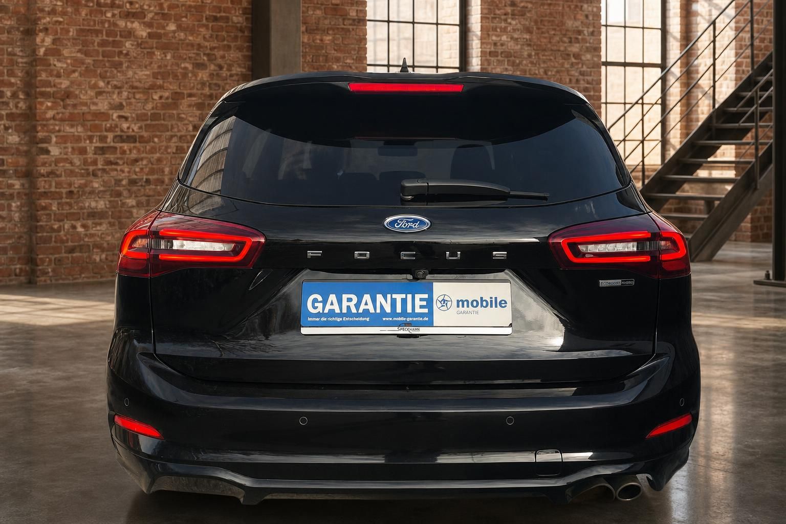 Ford Focus Turnier schwarz Heckansicht gerade – EcoBoost Hybrid Kombi in Industriehalle