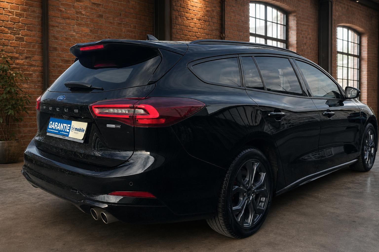 Ford Focus Turnier schwarz Heckansicht schräg – ST-Line Kombi in Industriehalle