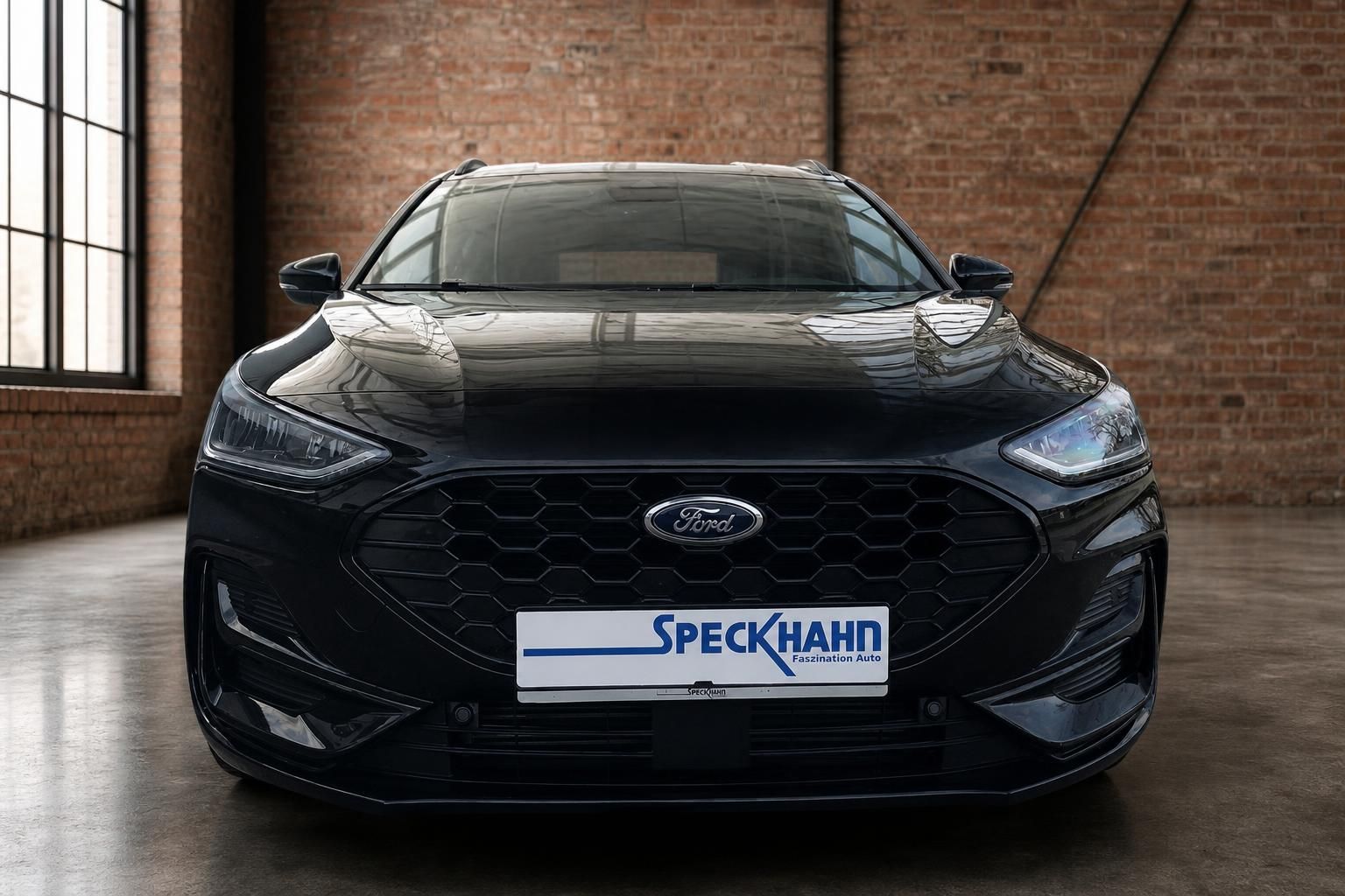 Ford Focus ST-Line schwarz Frontansicht mit Speckhahn Kennzeichenhalter in Lagerhalle