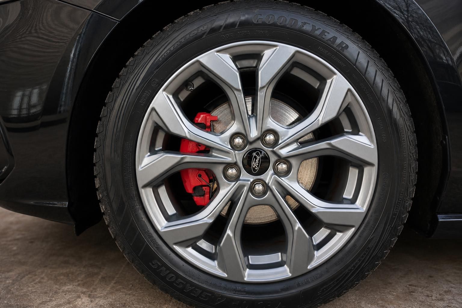 Ford Focus ST-Line Alufelge mit roten Bremssätteln und Goodyear 4-Seasons Reifen Detailaufnahme