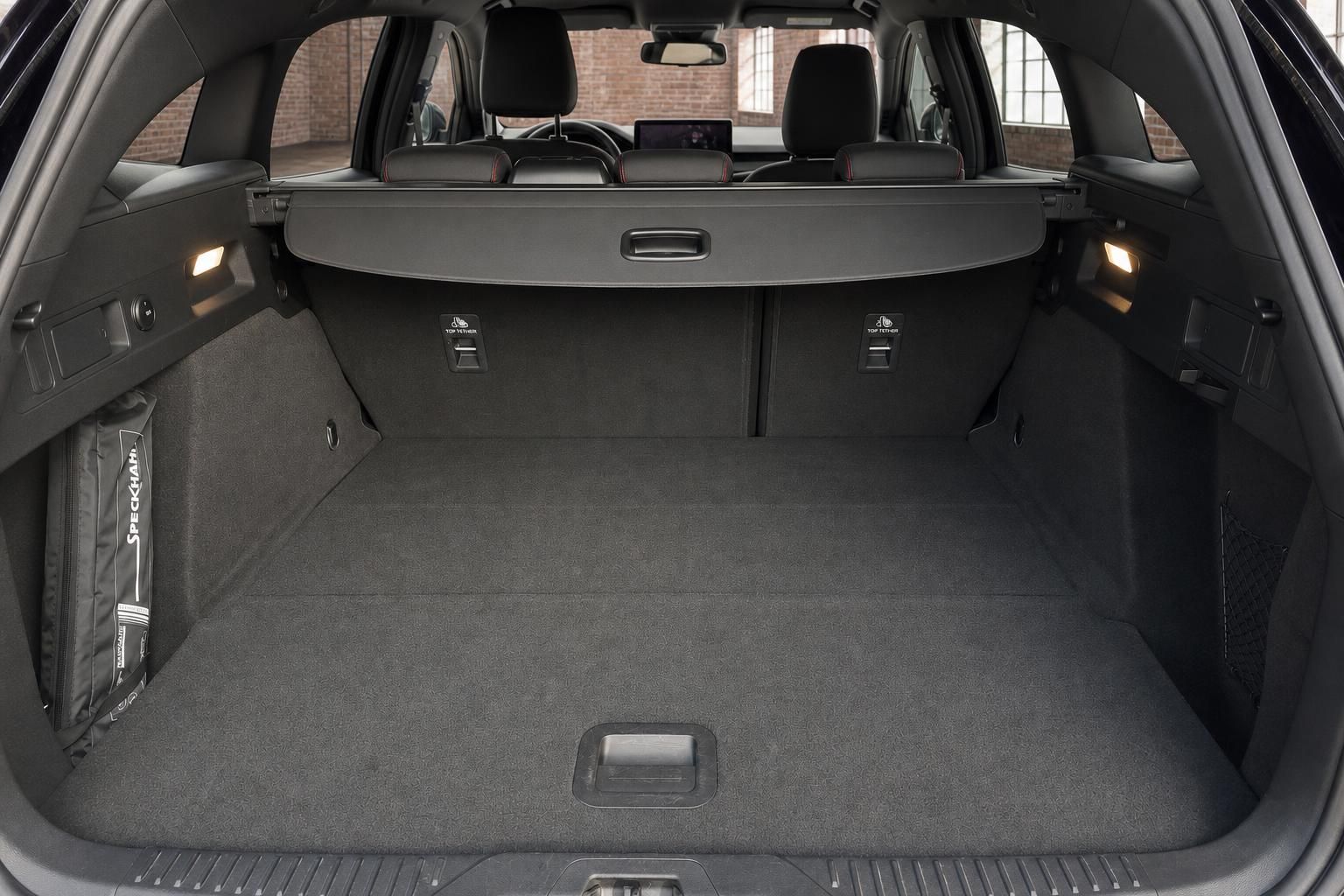 Ford Focus Kombi geöffneter Kofferraum mit Laderaumabdeckung und großem Gepäckabteil