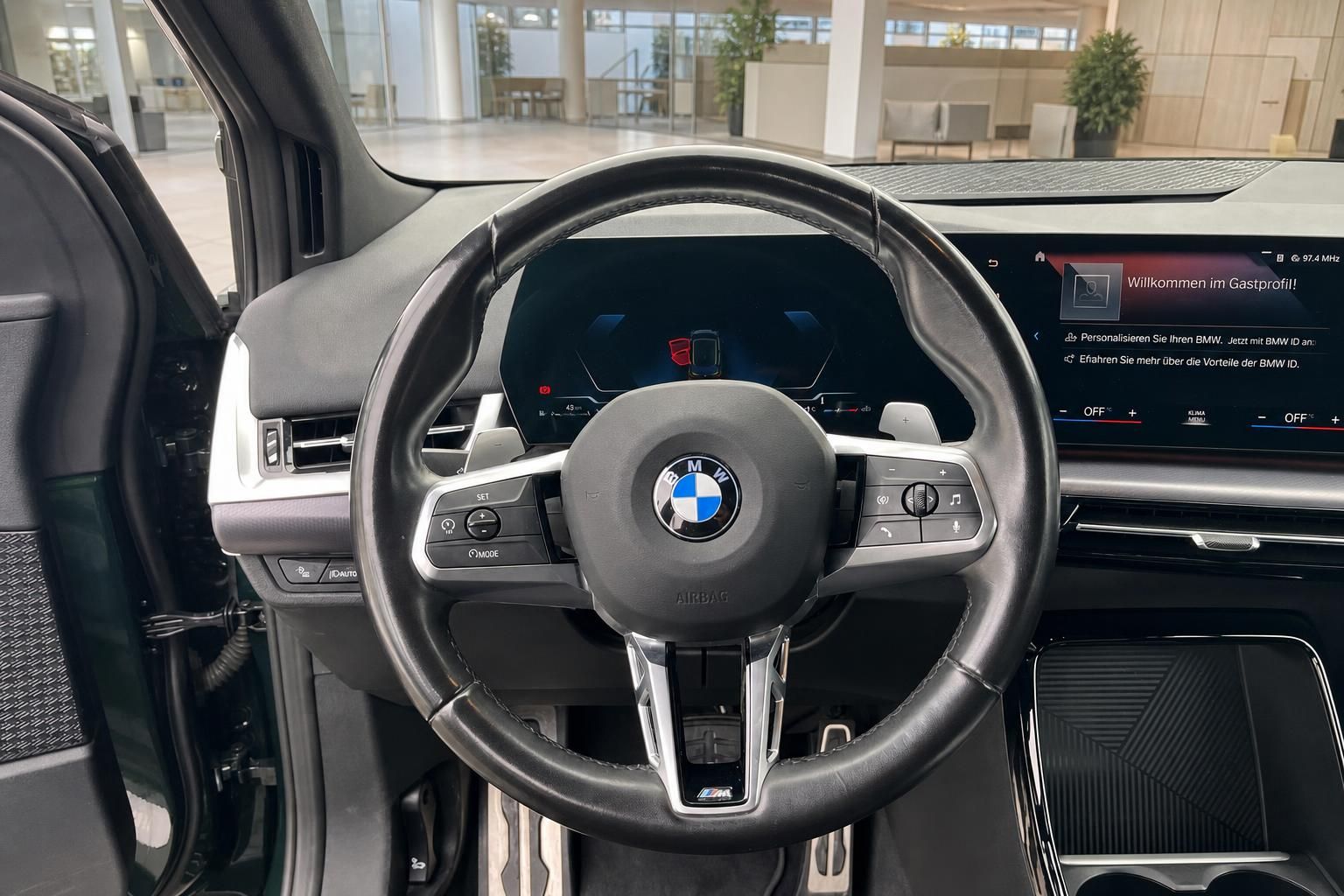 BMW Innenraum Lenkrad mit M Logo und Cockpit Detailansicht