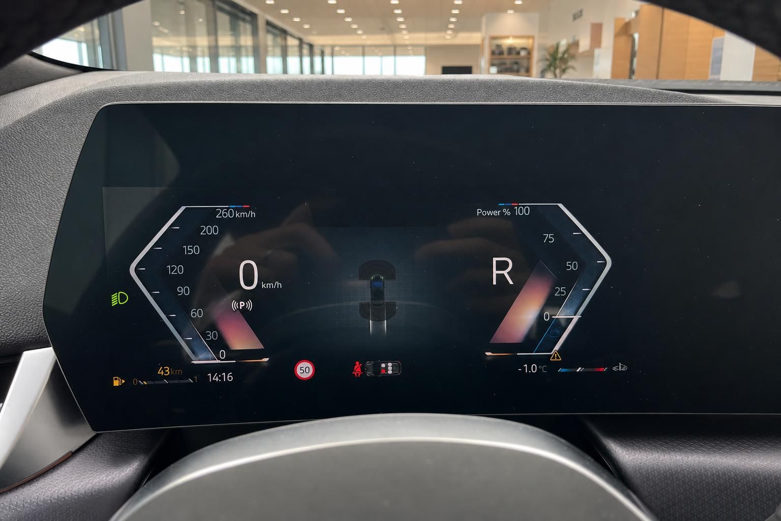 BMW digitales Kombiinstrument mit Tacho und Ladezustandsanzeige